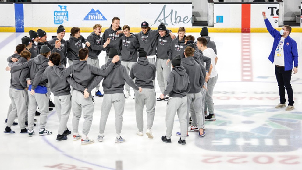 Slovenskí reprezentanti na ľadovej ploche po zrušení MS do 20 rokov.