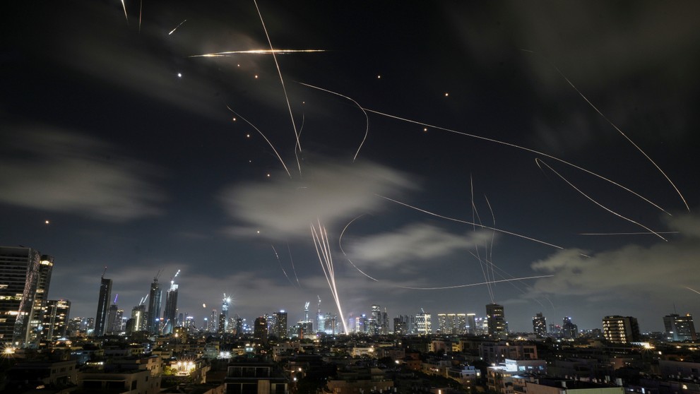 Izraelský protivzdušný obranný systém páli na zachytenie rakiet počas iránskeho útoku nad Tel Avivom.