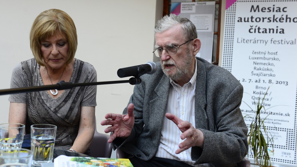 N archívnej snímke z roku 2013 Oľga Feldeková číta z diela manžela Lubomíra Feldeka počas literárneho festivalu Mesiac autorského čítania v Košiciach,