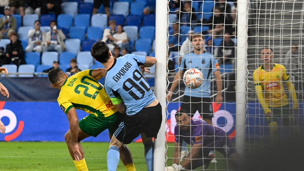 Druhý zľava Andraž Šporar (Slovan) strieľa gól popri brániacom Kristiánovi Barim (Žilina) v stretnutí 8. kola futbalovej Niké ligy.