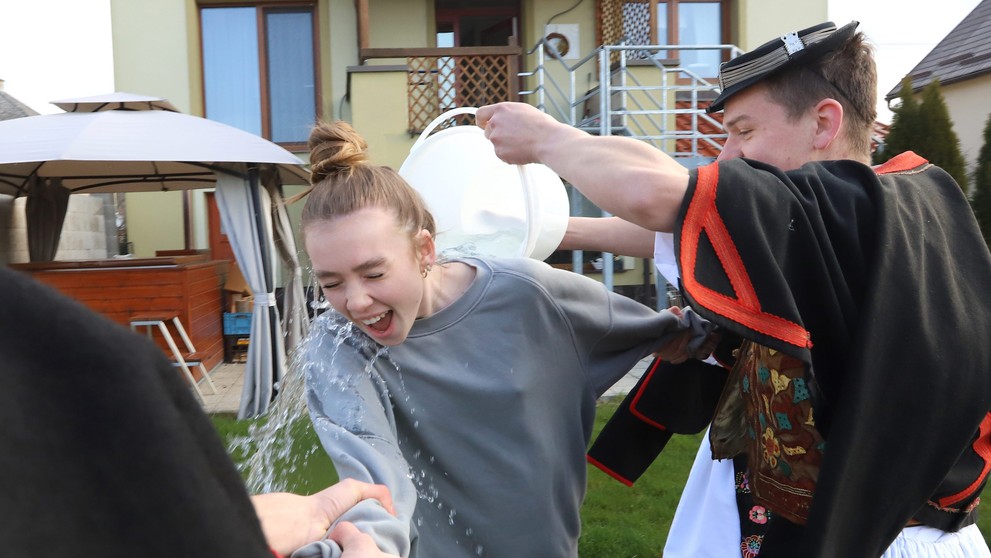 Tradičná oblievačka v Detve.