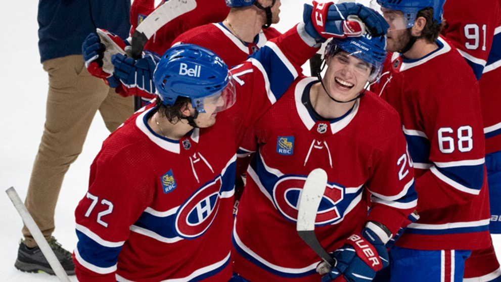 Juraj Slafkovský sa teší so spoluhráčmi z výhry.