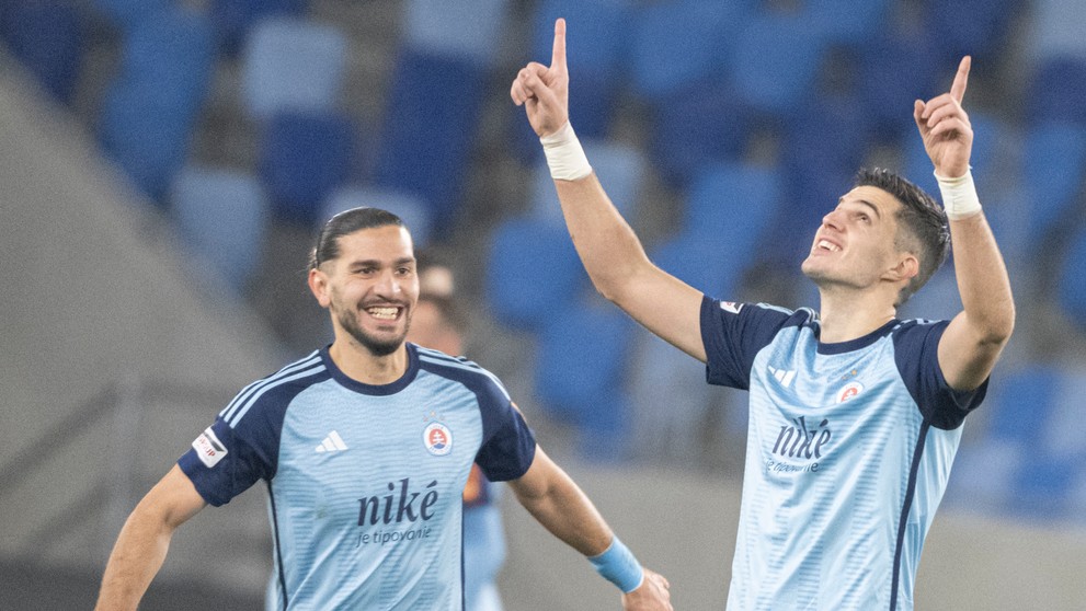 Sprava Marko Tolič a Kyriakos Savvidis (obaja Slovan) oslavujú gól v 18. kole Niké ligy proti Dunajskej Strede.