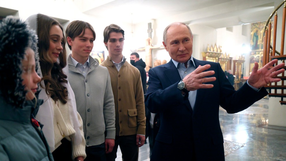 Putin slávil Božie narodenie v spoločnosti rodín vojakov padlých na Ukrajine.