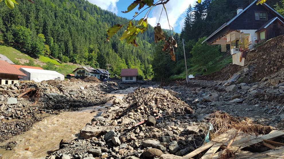 Slovenský tím so štyrmi pásovými rýpadlami pomáha v Slovinsku