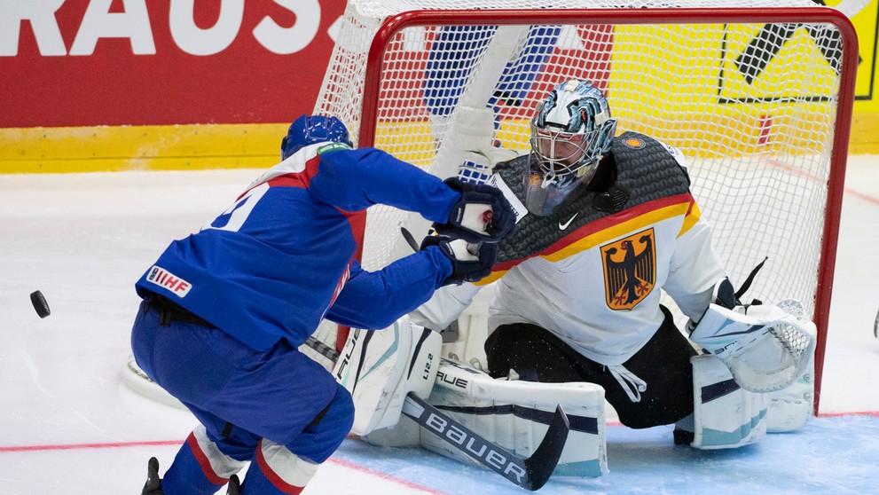 Na snímke zľava kapitán slovenskej hokejovej reprezentácie Tomáš Tatar a nemecký brankár Philipp Grubauer.