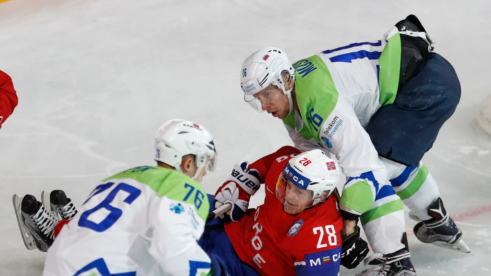 Dvojica Slovincov Nik Pem (vľavo) a Aleš Mušič atakuje Nóra Niklasa Roesta na MS 2017.