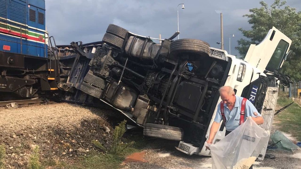 Kamión je zničený.