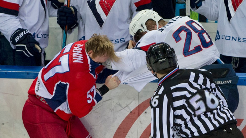 Na ľade Grigorij Panin (CSKA) a Pavol Skalický (Slovan) počas bitky.
