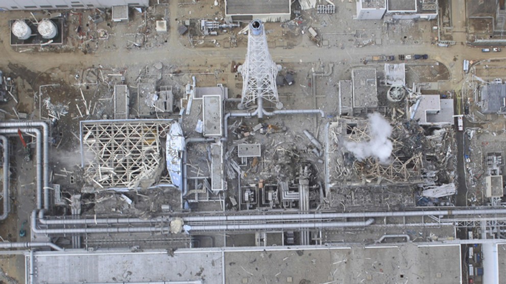 Na leteckej snímke z 20. marca 2011 pohľad na zničený reaktor 4 (vľavo) a reaktor 3  v jadrovej elektrárni Fukušima.