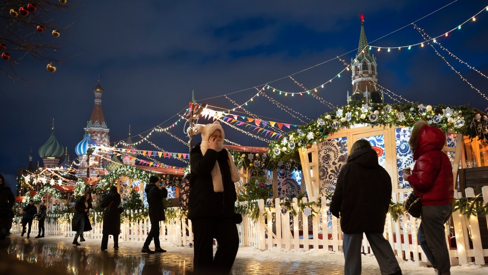 Vianočné trhy na Červenom námestí v Moskve.