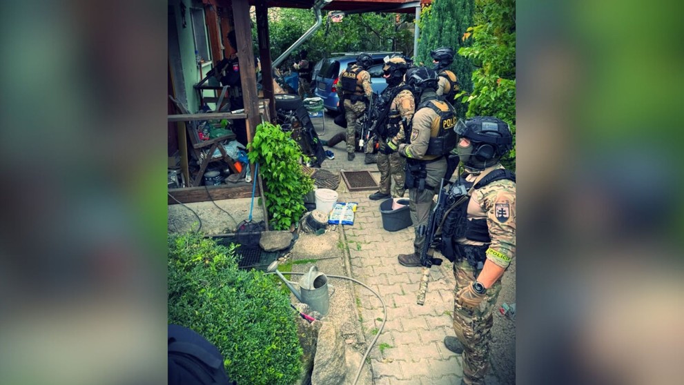 Polícia zadržala muža po incidente na škole.