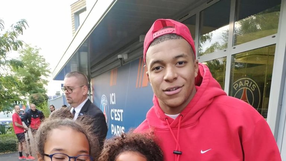 Milena (v strede) s megahviezdnym Kylianom Mbappém.