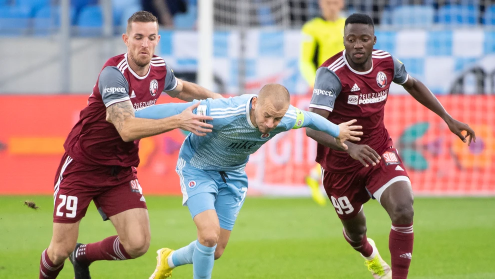 Na snímke uprostred Vladimír Weiss ml. (Slovan), vľavo Boris Godál a vpravo Moses David (obaja Podbrezová)