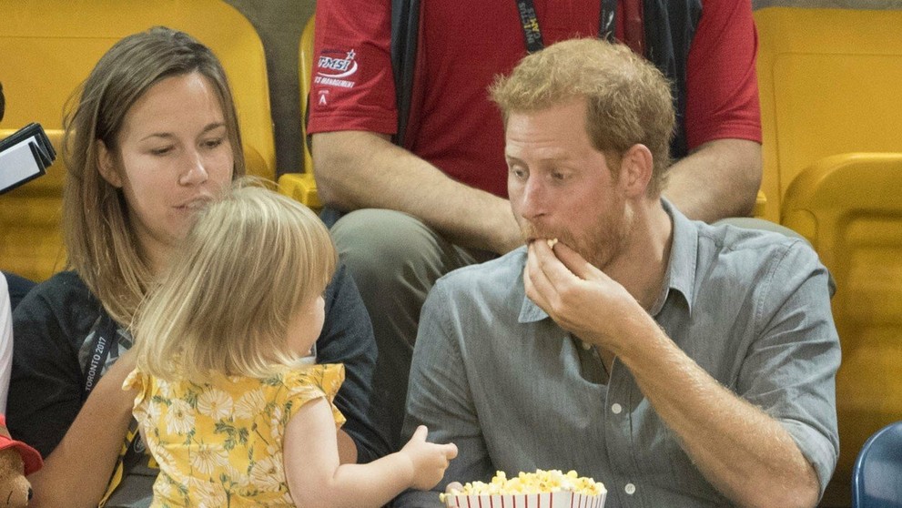 Princ Harry zabával dvojročnú Emily