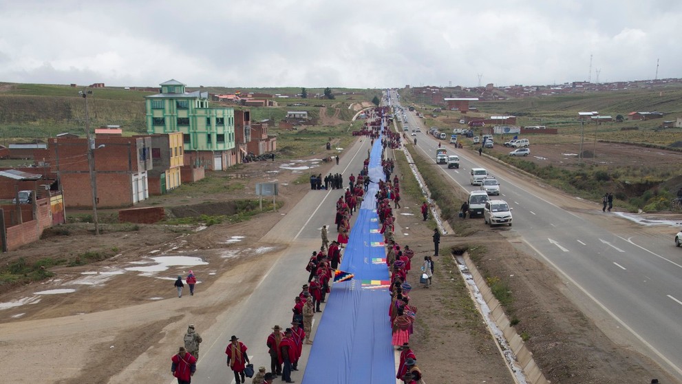 Bolívijčania rozvinuli naldlhšiu vlajku na svete.