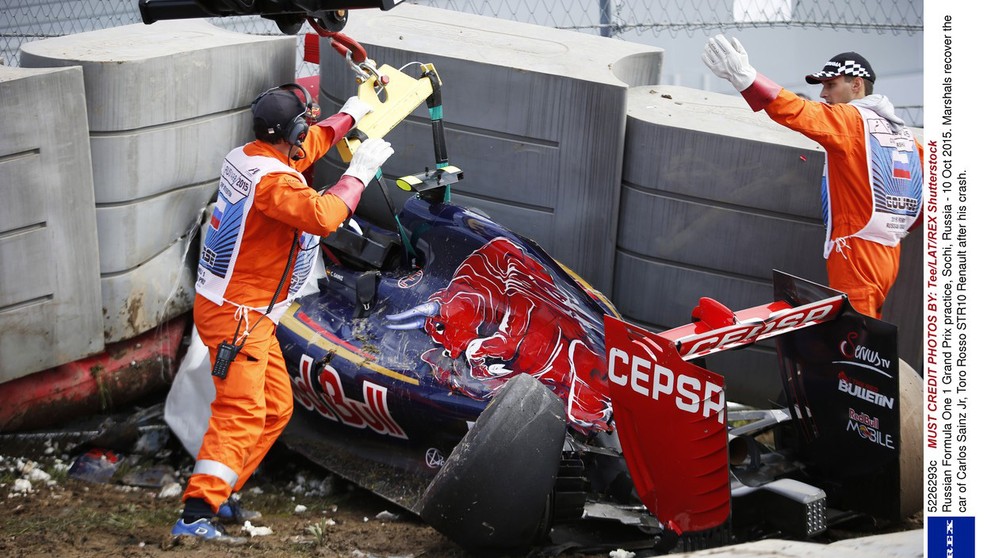 Carlos Sainz havaroval na tréningu.