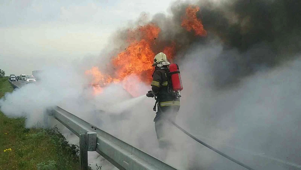 Požiar auta na D2 pri hraničnom priechode Čunovo – Rajka.