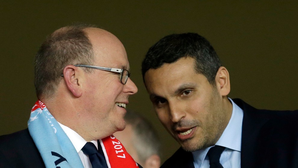 Prezident ManCity Chaldon al-Mubarak (vpravo) v debate s monackým princom Albertom II. počas odvety osemfinále LM proti Monacu.