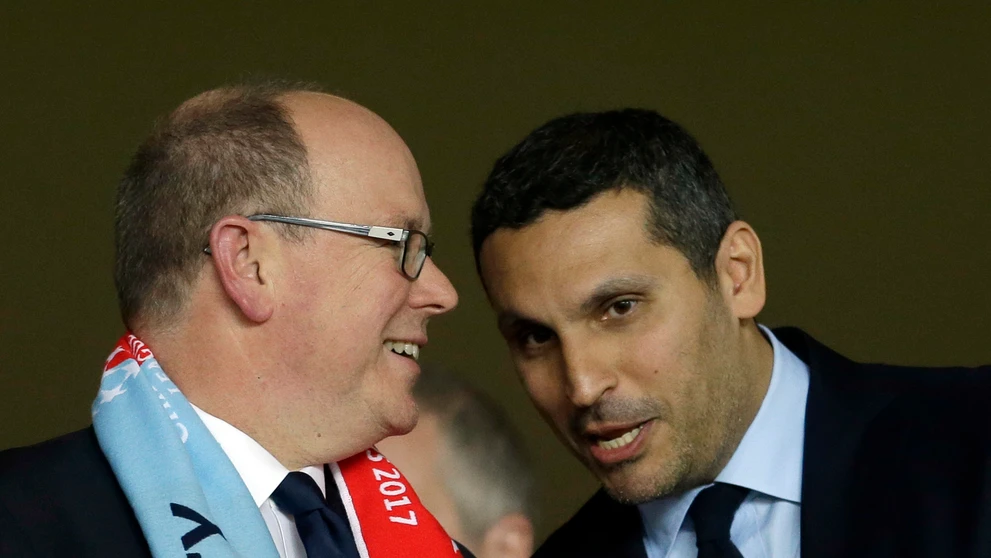Prezident ManCity Chaldon al-Mubarak (vpravo) v debate s monackým princom Albertom II. počas odvety osemfinále LM proti Monacu.