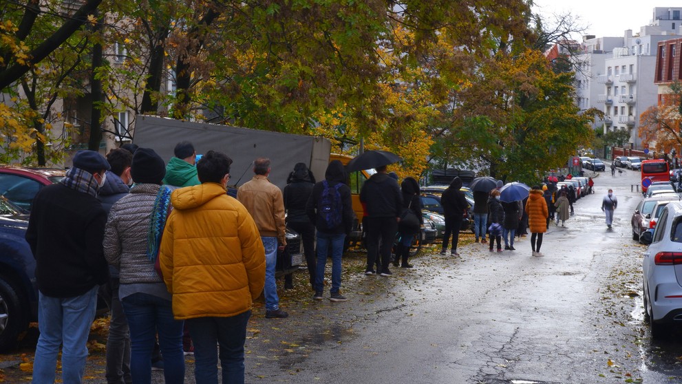 Na snímke pred odbernými miestami čaká v radách viac ako 80 testovaných po celej Trnave.
