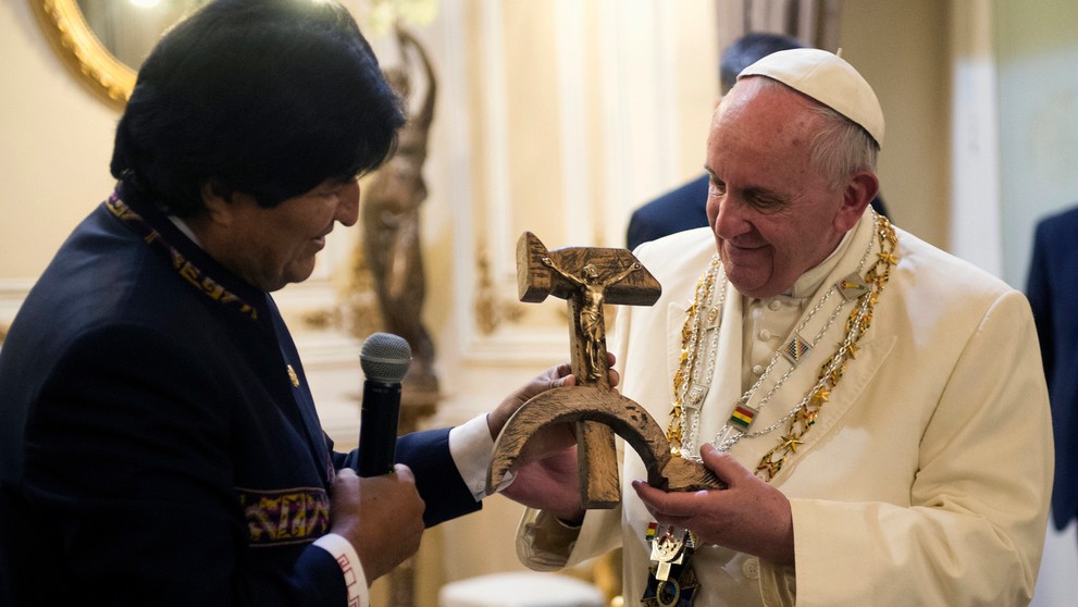 Pápež František si preberá kuriózny darček v Bolívii.