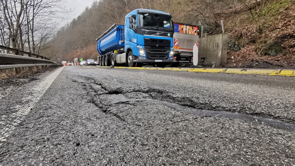 Podľa riaditeľa Investičnej výstavby a správy ciest Slovenskej správy ciest v Žiline Ivana Brečku hrozí zosuv vozovky, prípadne rozpad podložia, ktoré je súčasťou oporného múru