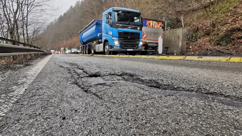 Podľa riaditeľa Investičnej výstavby a správy ciest Slovenskej správy ciest v Žiline Ivana Brečku hrozí zosuv vozovky, prípadne rozpad podložia, ktoré je súčasťou oporného múru