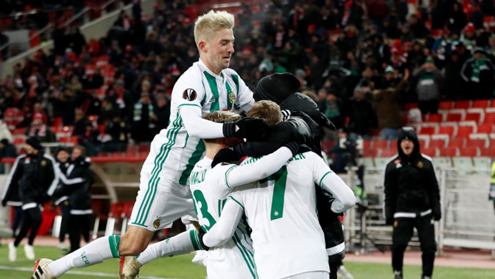 Philipp Schobesberger (vpredu) z Rapidu Viedeň sa raduje z gólu so spoluhráčmi v dueli EL na pôde Spartaku Moskva.