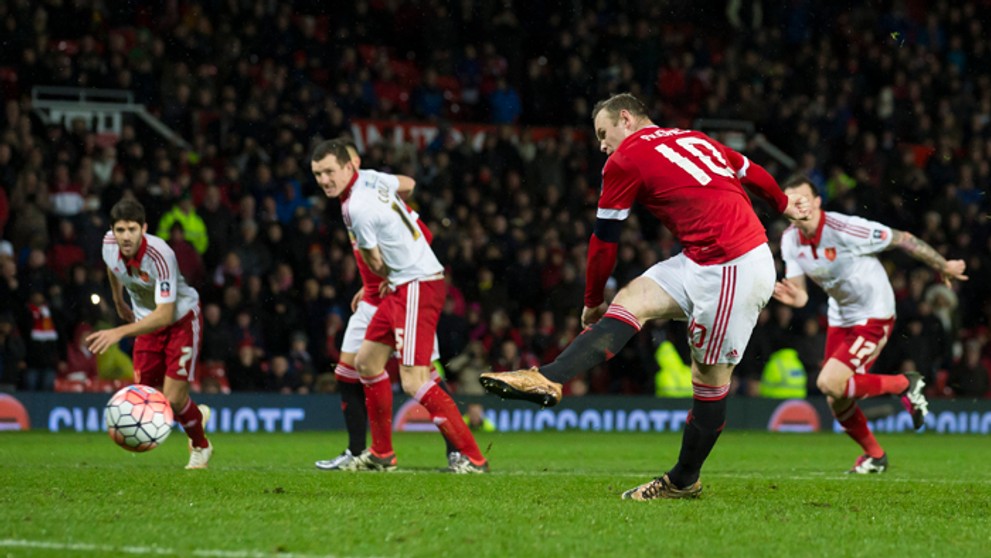 Wayne Rooney (Manchcester United) skóruje z penalty v FA Cupe proti Sheffield United.