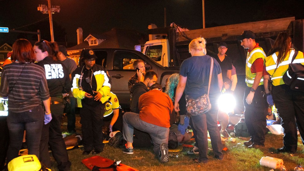 Auto vrazilo do davu v New Orleanse.