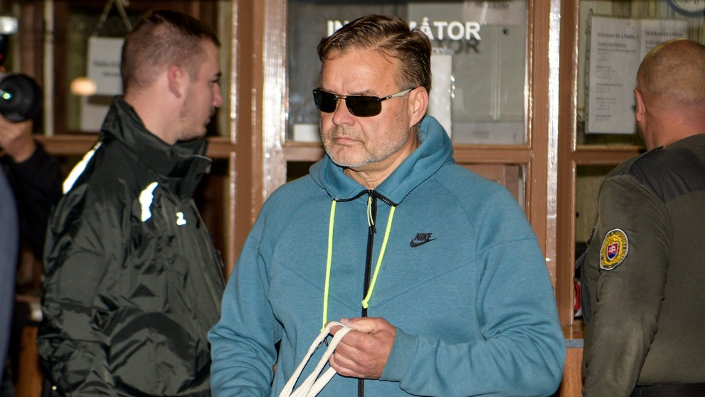 Obvinený Dušan Dědeček prichádza na Krajský súd v Bratislave.