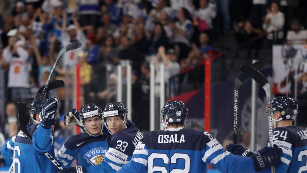 Fínski hráči sa tešia z gólu v sieti Slovinska v zápase MS 2017.