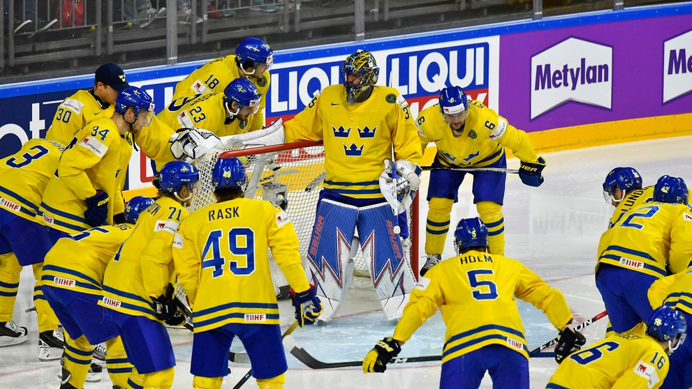 Bojová porada vo švédskom tábore počas predzápasového rozkorčuľovania.