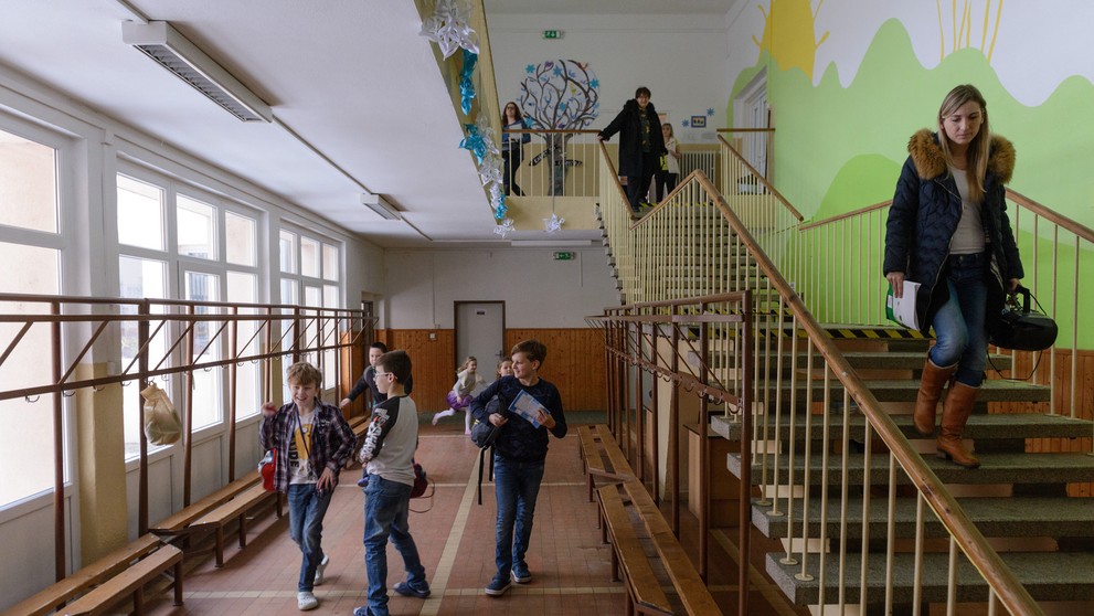 Časť učiteľov na Slovensku vstúpila v pondelok 25. januára 2016 do ostrého, časovo neobmedzeného štrajku.