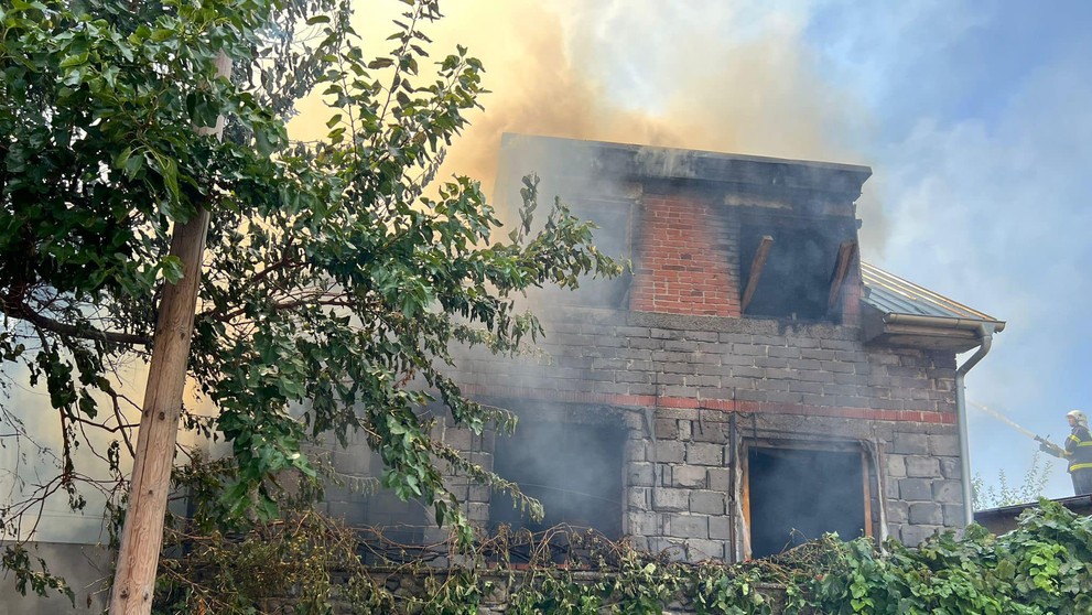 V Šoporni vypukol požiar rodinného domu.
