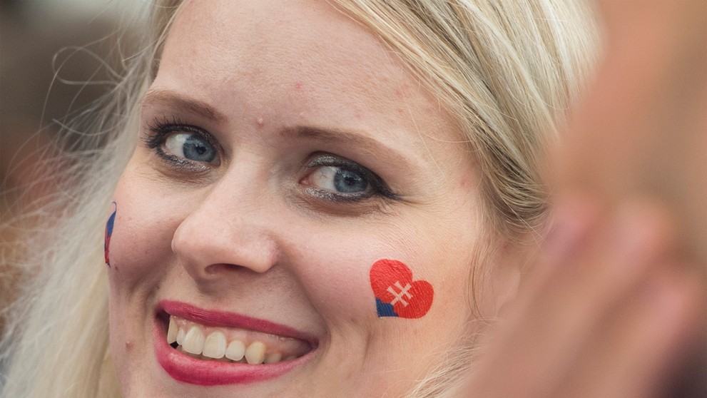 Sprava Richard Pánik a Američan Ryan Suter bojujú o puk v zápase na MS 2019.