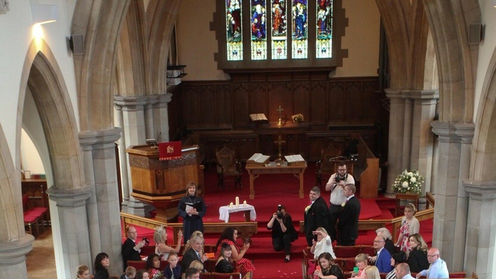 Rebekah Markham v kostole.