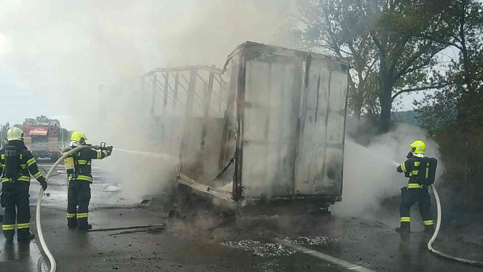 Horiaci kamión na D2 za Stupavou.