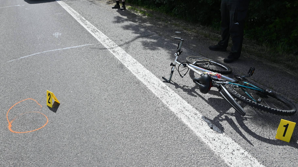 Opitý cyklista spadol na autobus.