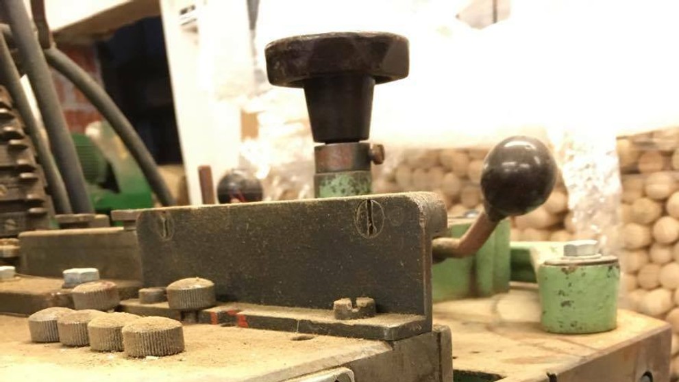 Stroj na výrobu drevených kefiek