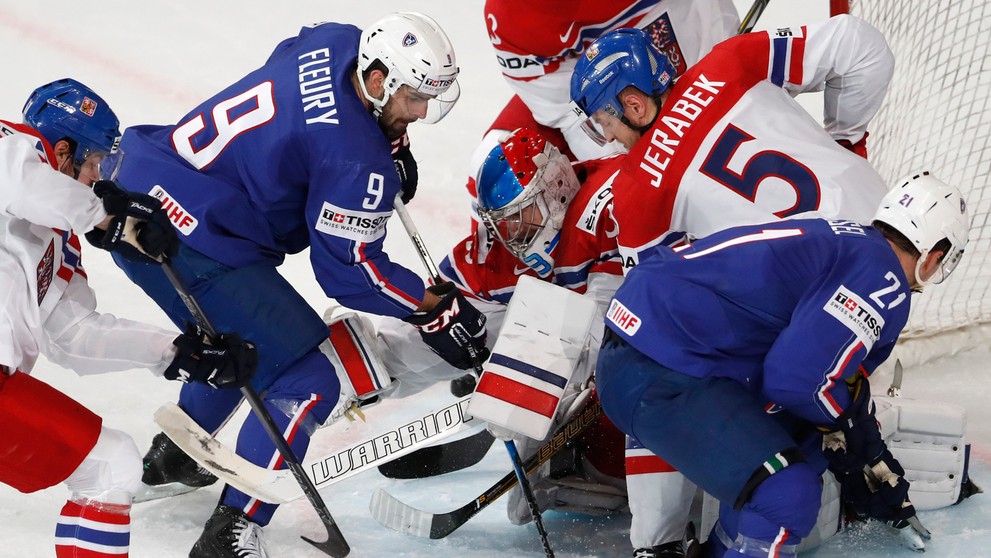 Český brankár Pavel Francouz vyráža strelu Francúza Damiena Fleuryho.