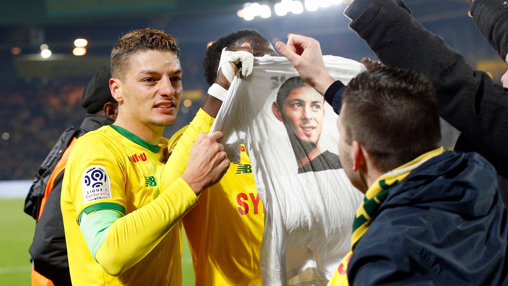 Hráči Nantes si tričkom uctili pamiatku zmiznutého exhráča klubu Emiliana Salu v zápase so Saint-Étienne.