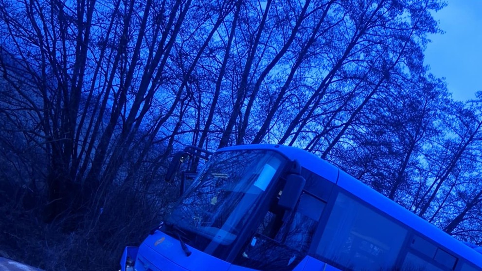 Zrážka áut s autobusom.