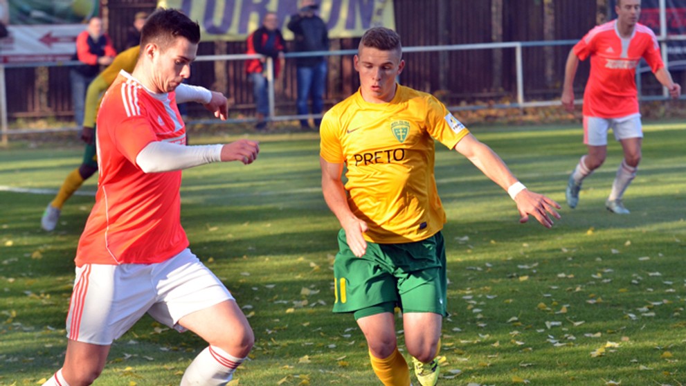 Vľavo hráč TJ FK Vyšné Opátske Filip Kis a hráč MŠK Žilina Nikolas Špalek v zápase 5. kola Slovnaft Cup-u.