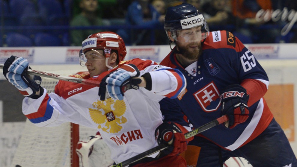 Vpravo Tomáš Marcinko, vľavo Sergej Šumakov (Rusko) v zápase Euro Hockey Challenge 2016 Slovensko - Rusko.