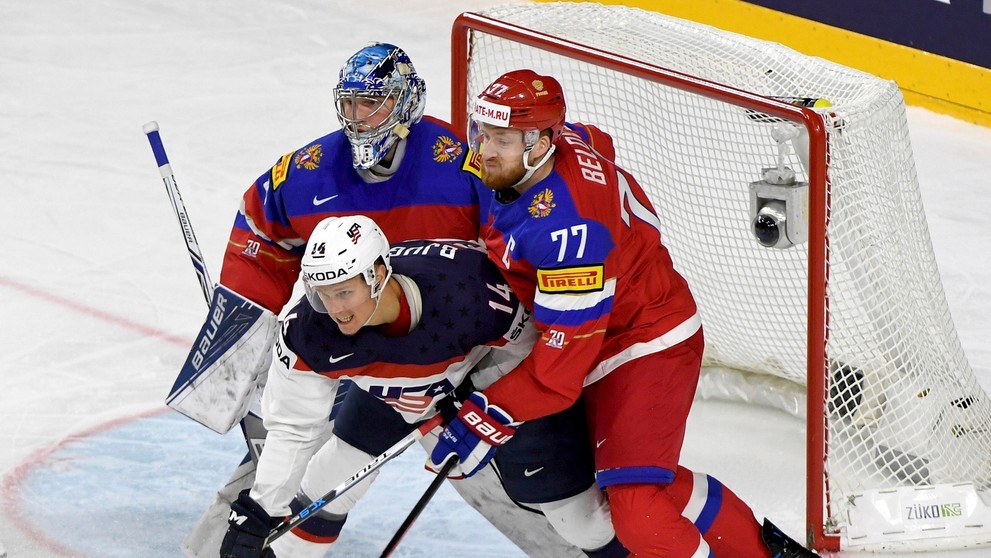 Rus Anton Belov (vpravo) atakuje Američana Nicka Bjugstada (vpredu) v dueli MS 2017.