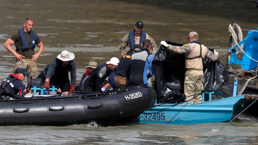 Britskí vojaci kráčajú pred ruinami kostola v Pont-L'Eveque (august 1944) a dnes.