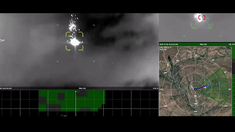 Displej, ktorý má pred sebou operátor riadiaci laser.