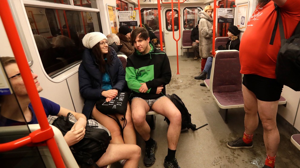 Ďeň bez nohavíc v pražskom metre.